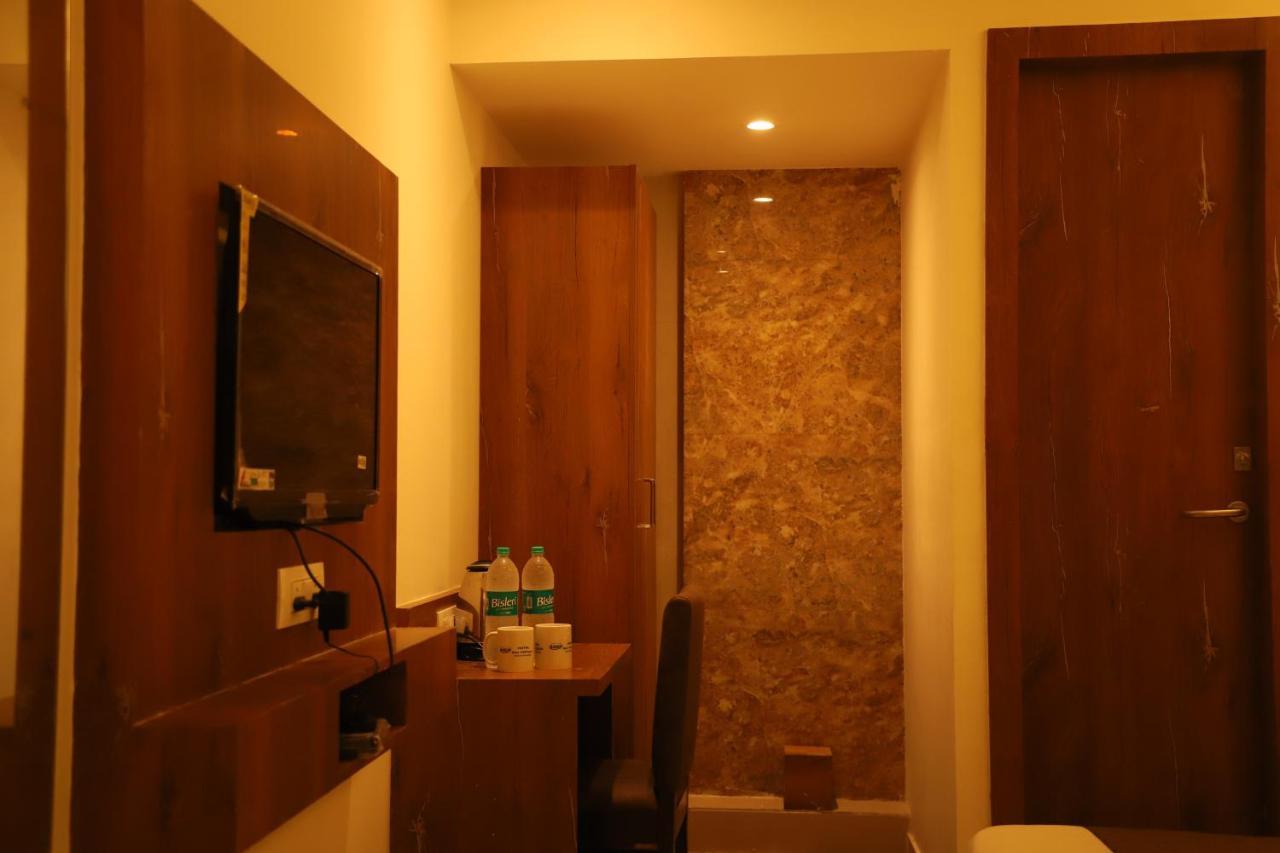 Hotel Sai Pritam Мумбаи Экстерьер фото
