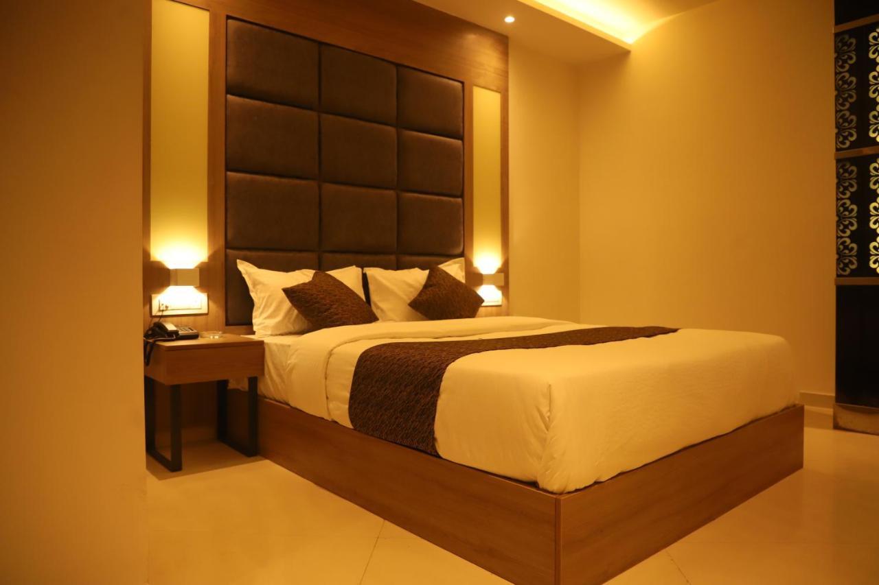 Hotel Sai Pritam Мумбаи Экстерьер фото