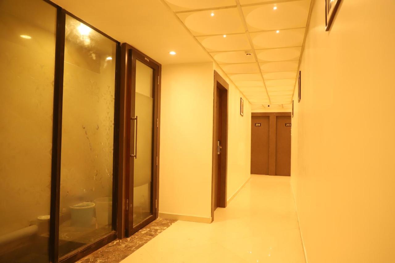 Hotel Sai Pritam Мумбаи Экстерьер фото