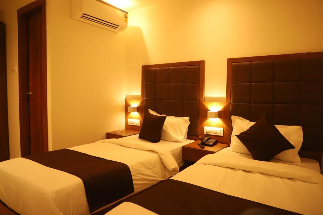 Hotel Sai Pritam Мумбаи Экстерьер фото