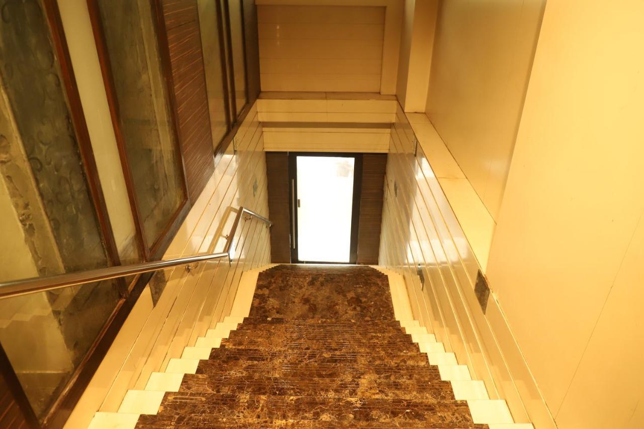 Hotel Sai Pritam Мумбаи Экстерьер фото