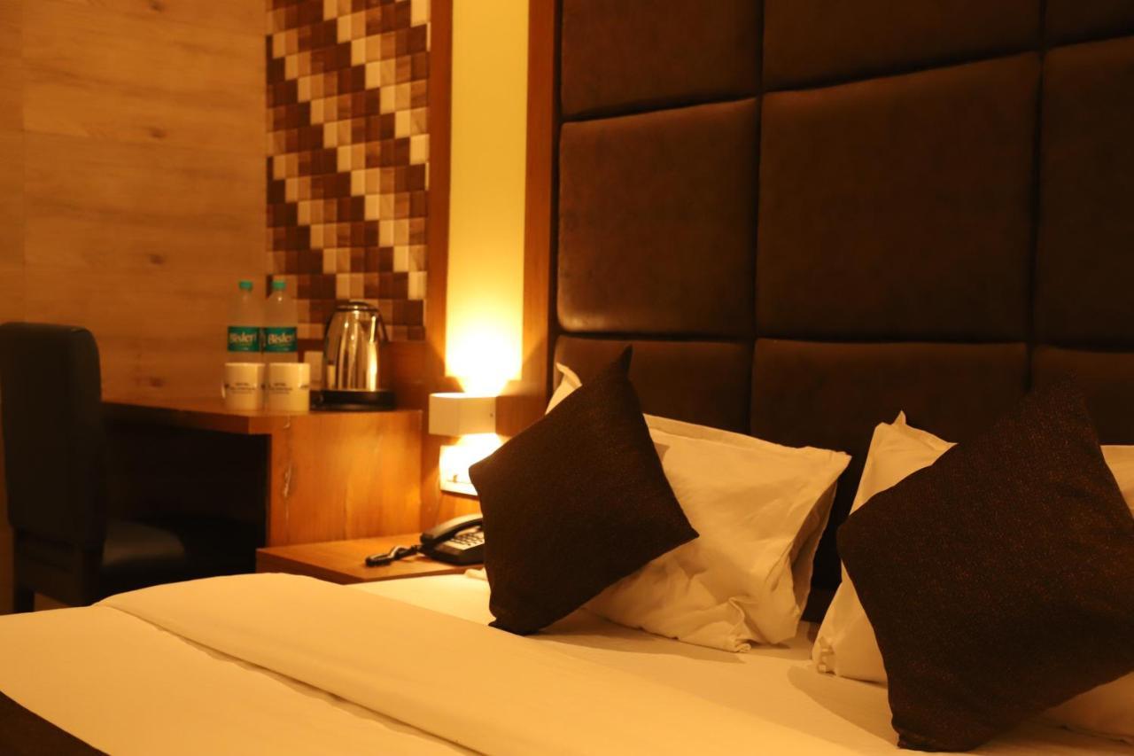 Hotel Sai Pritam Мумбаи Экстерьер фото