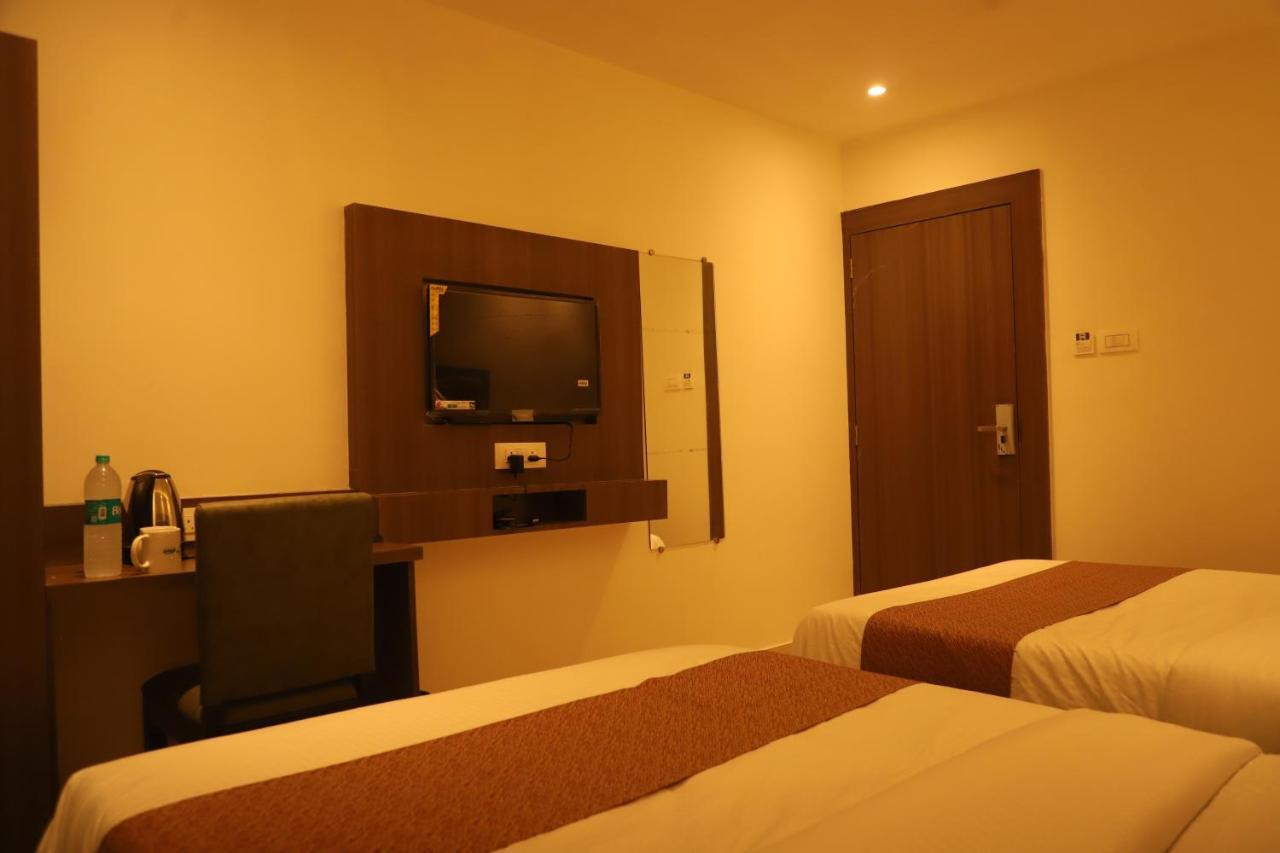 Hotel Sai Pritam Мумбаи Экстерьер фото