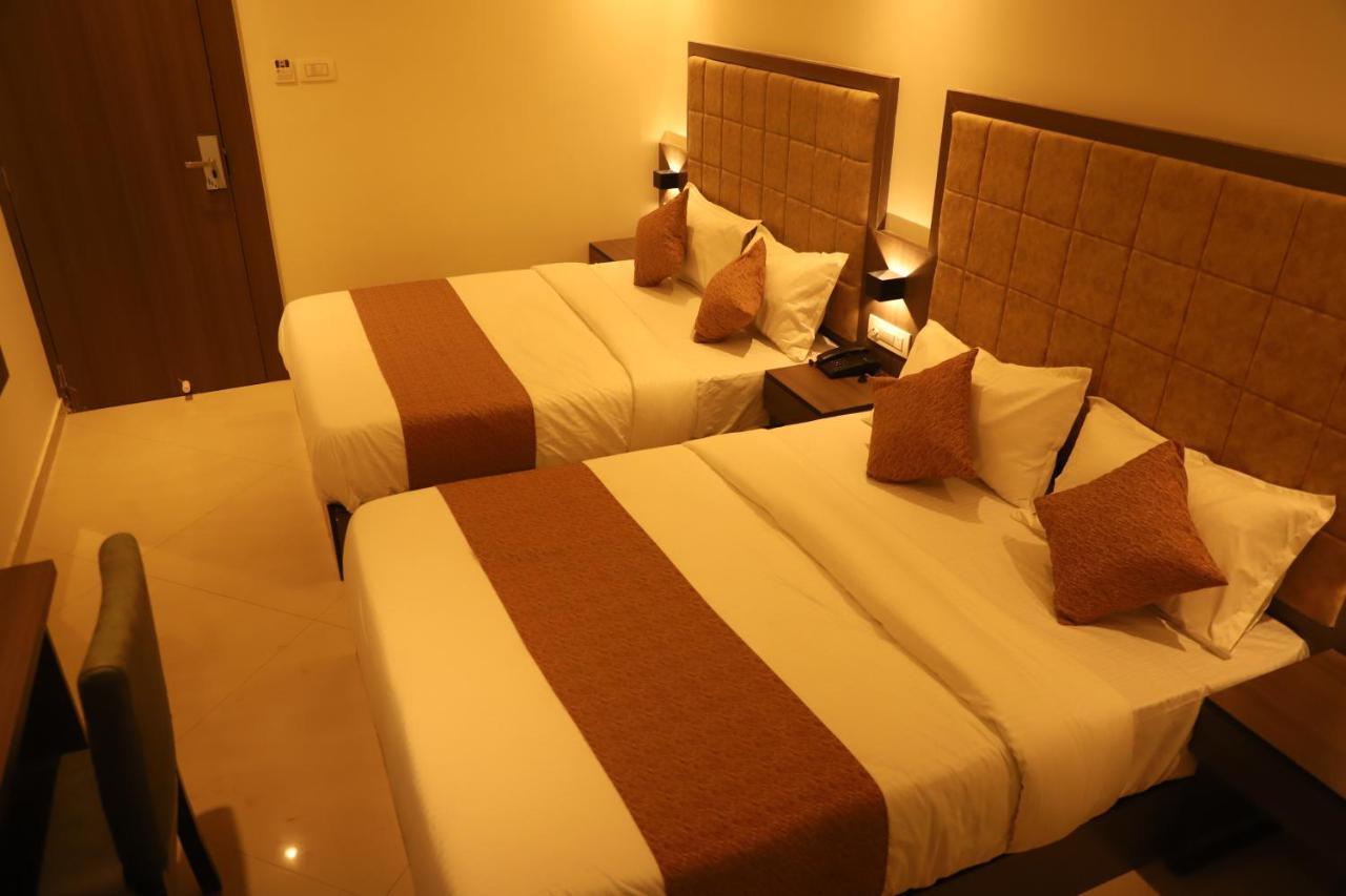 Hotel Sai Pritam Мумбаи Экстерьер фото