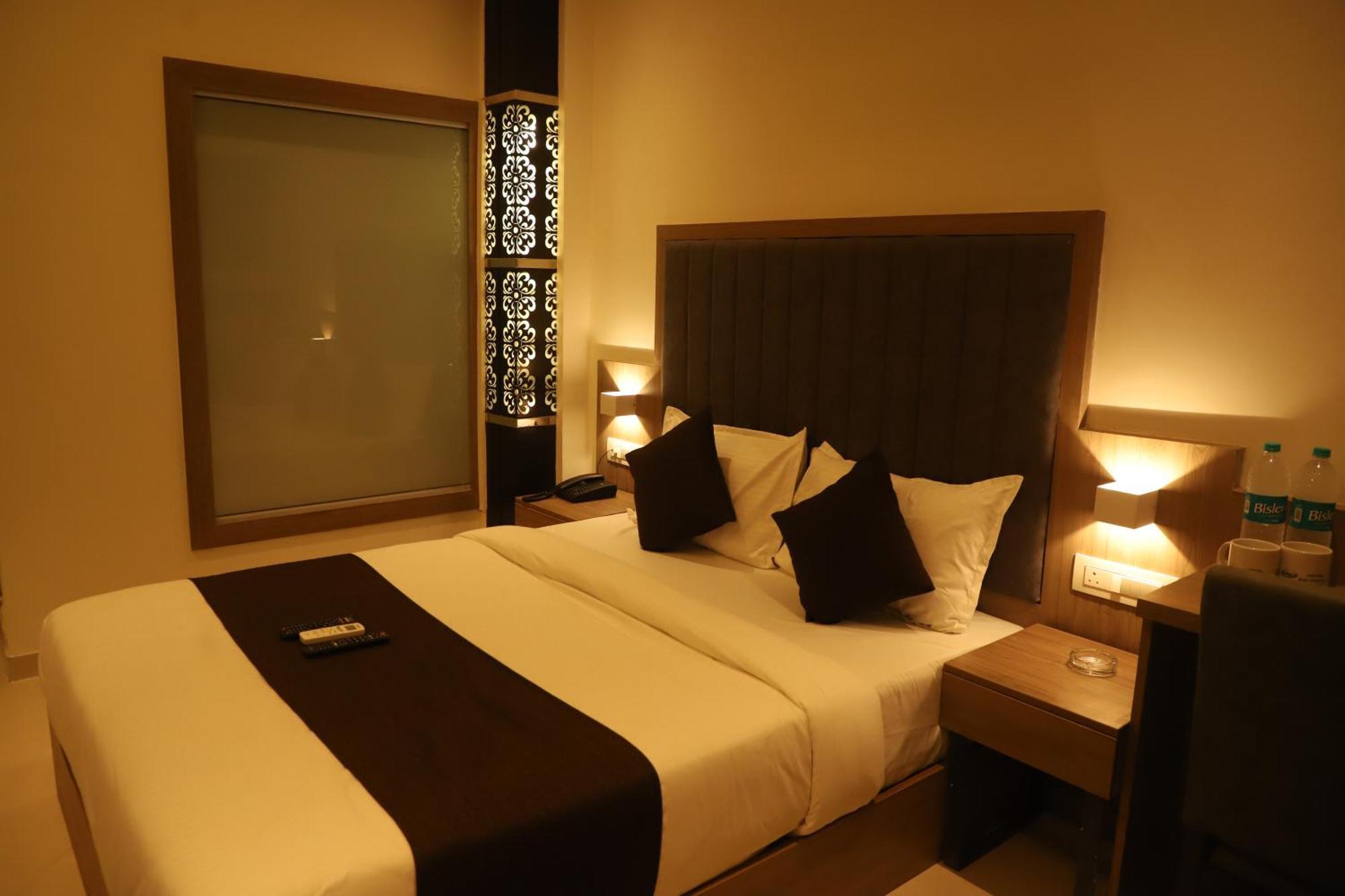 Hotel Sai Pritam Мумбаи Экстерьер фото
