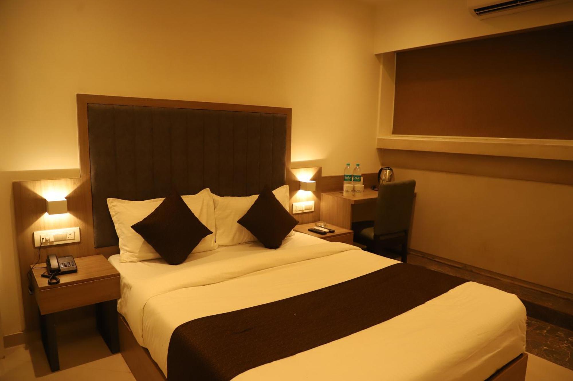 Hotel Sai Pritam Мумбаи Экстерьер фото