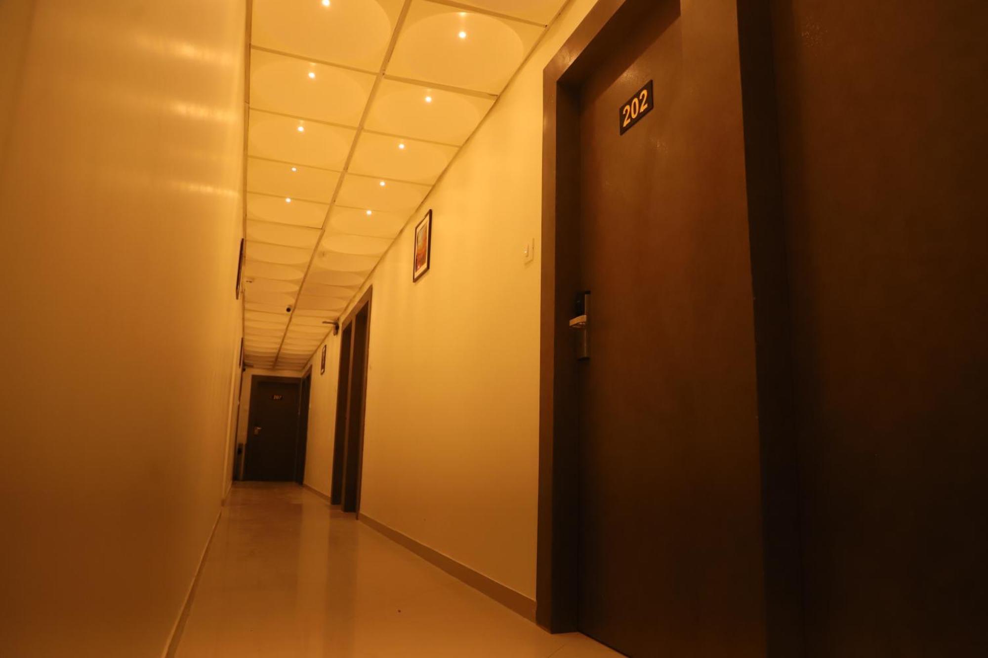 Hotel Sai Pritam Мумбаи Экстерьер фото